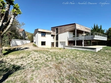 CLERMONT-FERRAND - Les Côtes – Maison d’architecte d’environ 300 m² avec dépendance – Terrain de 1894 m² – Piscine 