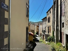 BLANZAT VILLAGE – MAISON DE VILLE EN PIERRE – 2 CHAMBRES – COUR – GARAGE – CAVE – DOUBLE VITRAGE