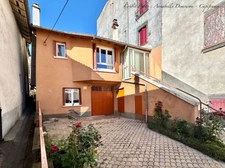 BLANZAT VILLAGE – MAISON DE VILLE EN PIERRE – 2 CHAMBRES – COUR – GARAGE – CAVE – DOUBLE VITRAGE