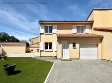 EXCLUSIVITÉ – Maison 5 pièces rénovée avec 4 chambres, terrasse en travertin, double garage et nombreux stationnements à Gerzat