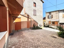 BLANZAT VILLAGE – MAISON DE VILLE EN PIERRE – 2 CHAMBRES – COUR – GARAGE – CAVE – DOUBLE VITRAGE