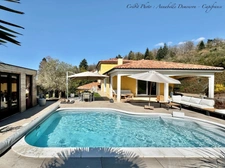 Villa d'architecte P7 à THIERS (CHOPINE) avec vaste terrain, garage double et piscine chauffée.