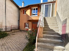BLANZAT VILLAGE – MAISON DE VILLE EN PIERRE – 2 CHAMBRES – COUR – GARAGE – CAVE – DOUBLE VITRAGE