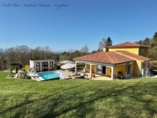 Villa d'architecte P7 à THIERS (CHOPINE) avec vaste terrain, garage double et piscine chauffée.