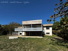 CLERMONT-FERRAND - Les Côtes – Maison d’architecte d’environ 300 m² avec dépendance – Terrain de 1894 m² – Piscine 