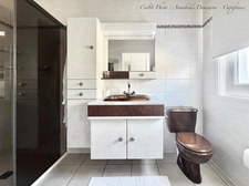 MOZAC – Maison de plain-pied 3 chambres/bureau – PISCINE – TERRAIN divisible de 2324 M² – Garages 