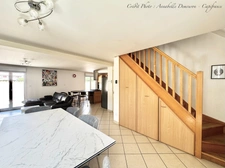 EXCLUSIVITÉ – Maison 5 pièces rénovée avec 4 chambres, terrasse en travertin, double garage et nombreux stationnements à Gerzat