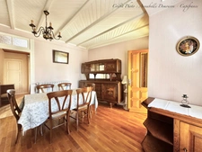 BLANZAT VILLAGE – MAISON DE VILLE EN PIERRE – 2 CHAMBRES – COUR – GARAGE – CAVE – DOUBLE VITRAGE