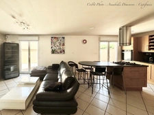 EXCLUSIVITÉ – Maison 5 pièces rénovée avec 4 chambres, terrasse en travertin, double garage et nombreux stationnements à Gerzat