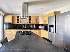 EXCLUSIVITÉ – Maison 5 pièces rénovée avec 4 chambres, terrasse en travertin, double garage et nombreux stationnements à Gerzat
