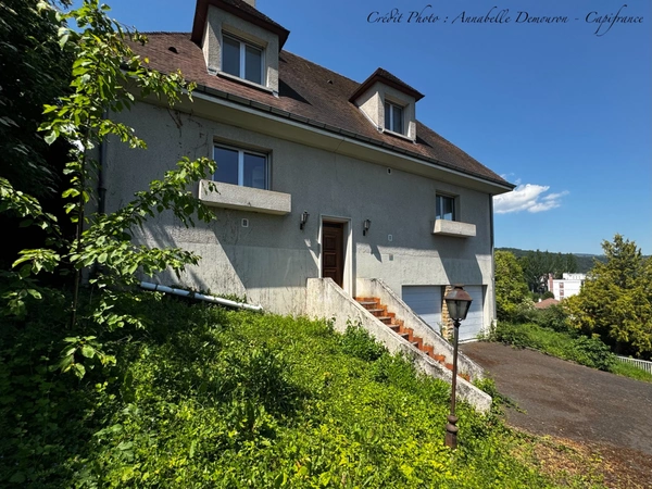 ROYAT - Grande maison familiale à rénover avec vue panoramique, terrain rare, piscine