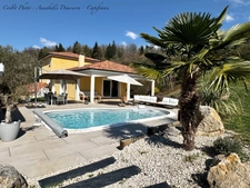 Villa d'architecte P7 à THIERS (CHOPINE) avec vaste terrain, garage double et piscine chauffée.