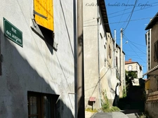 BLANZAT VILLAGE – MAISON DE VILLE EN PIERRE – 2 CHAMBRES – COUR – GARAGE – CAVE – DOUBLE VITRAGE