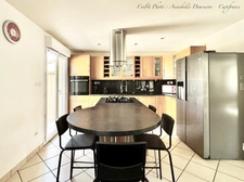 EXCLUSIVITÉ – Maison 5 pièces rénovée avec 4 chambres, terrasse en travertin, double garage et nombreux stationnements à Gerzat