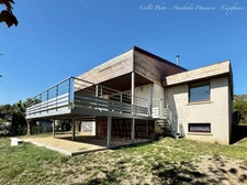 CLERMONT-FERRAND - Les Côtes – Maison d’architecte d’environ 300 m² avec dépendance – Terrain de 1894 m² – Piscine 