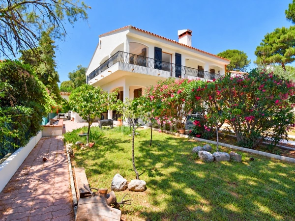 CANET-EN-ROUSSILLON – Villa 215 m² – 5 chambres – 2 espaces de vie – Jardin – Terrasses – Garage