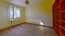 4-bedroom house with swimming pool, garage, and drying room in MARMANDE (47)