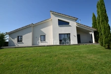Architect-designed villa with 3 bedrooms, swimming pool, jacuzzi, outbuildings, near MARMANDE (47)
