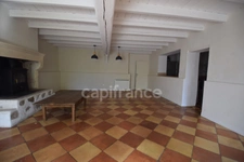 Maison en pierre dans un village de caractère, 4 chambres, garage, dépendances