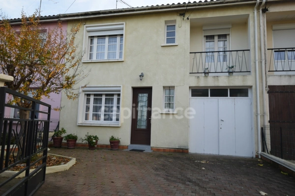 Maison de 117m2 - 3 chambres - 2 cours extérieures - proche des commerces à pieds à TONNEINS