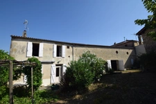 Maison en pierre dans un village de caractère, 4 chambres, garage, dépendances