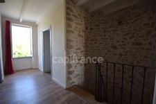 Maison en pierre dans un village de caractère, 4 chambres, garage, dépendances