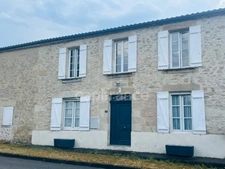Maison en pierre dans un village de caractère, 4 chambres, garage, dépendances