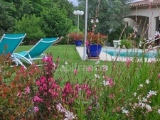 Villa de plain pied - 4 chambres - piscine - terrain de pétanque - garage - cadre naturel privilégié