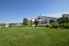Architect-designed villa with 3 bedrooms, swimming pool, jacuzzi, outbuildings, near MARMANDE (47)