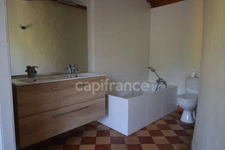 Maison en pierre dans un village de caractère, 4 chambres, garage, dépendances