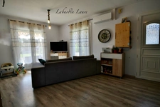 Maison de plain pied - 2 chambres  - 1 abri de jardin - terrain clos avec places de parking