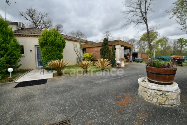 Villa de plain pied - 4 chambres - piscine - terrain de pétanque - garage - cadre naturel privilégié