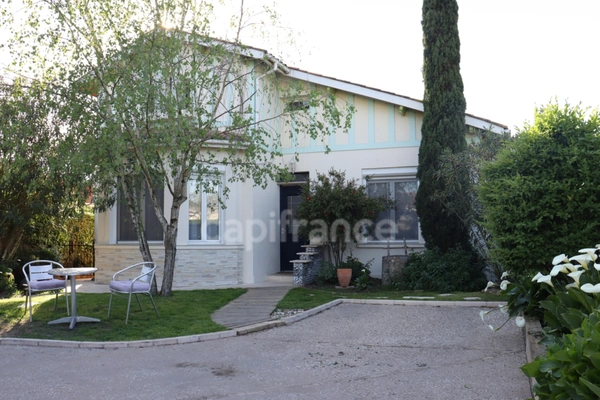 Maison de 116 m² - 4 chambres - proche services à pieds - garage -piscine