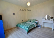 Maison de plain pied - 2 chambres  - 1 abri de jardin - terrain clos avec places de parking