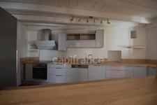 Maison en pierre dans un village de caractère, 4 chambres, garage, dépendances