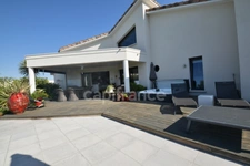 Architect-designed villa with 3 bedrooms, swimming pool, jacuzzi, outbuildings, near MARMANDE (47)