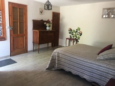 Domaine à vendre, une maison, des chambres d'hôtes et 2 appartements sur plus d'un hectare à SAINTE BAZEILLE (47)