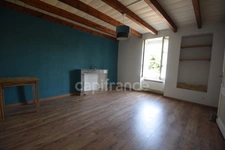 Maison en pierre dans un village de caractère, 4 chambres, garage, dépendances