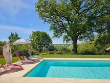 Villa de plain pied - 4 chambres - piscine - terrain de pétanque - garage - cadre naturel privilégié