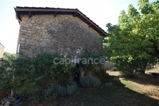 Maison en pierre dans un village de caractère, 4 chambres, garage, dépendances