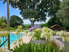 Villa de plain pied - 4 chambres - piscine - terrain de pétanque - garage - cadre naturel privilégié