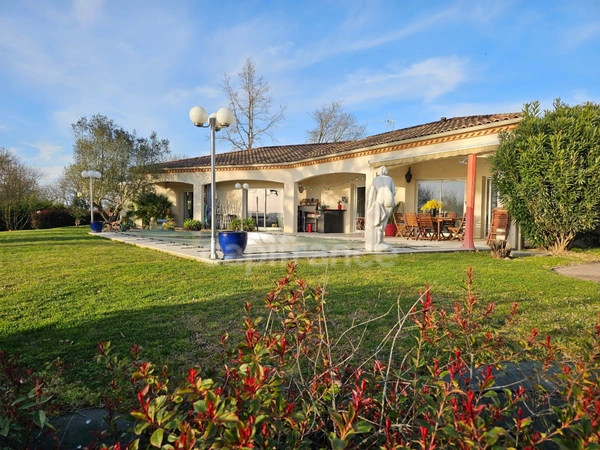 Villa de plain pied - 4 chambres - piscine - terrain de pétanque - garage - cadre naturel privilégié