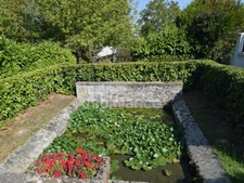 Maison en pierre dans un village de caractère, 4 chambres, garage, dépendances