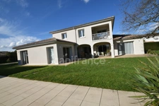 Luxury family villa - 4 bedrooms - swimming pool - pool house - double garage in MARMANDE (47)