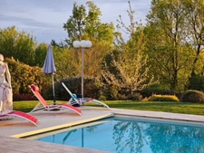 Villa de plain pied - 4 chambres - piscine - terrain de pétanque - garage - cadre naturel privilégié