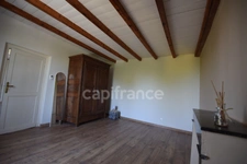 Maison en pierre dans un village de caractère, 4 chambres, garage, dépendances