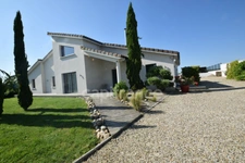 Architect-designed villa with 3 bedrooms, swimming pool, jacuzzi, outbuildings, near MARMANDE (47)