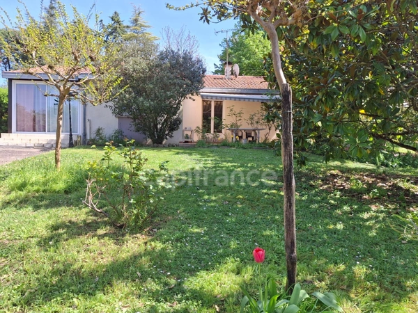 Maison de 144m2 - 3 chambres - véranda - piscine - jardin - garage à TOMBEBOEUF (47)