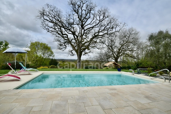 Villa de plain pied - 4 chambres - piscine - terrain de pétanque - garage - cadre naturel privilégié