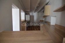 Maison en pierre dans un village de caractère, 4 chambres, garage, dépendances